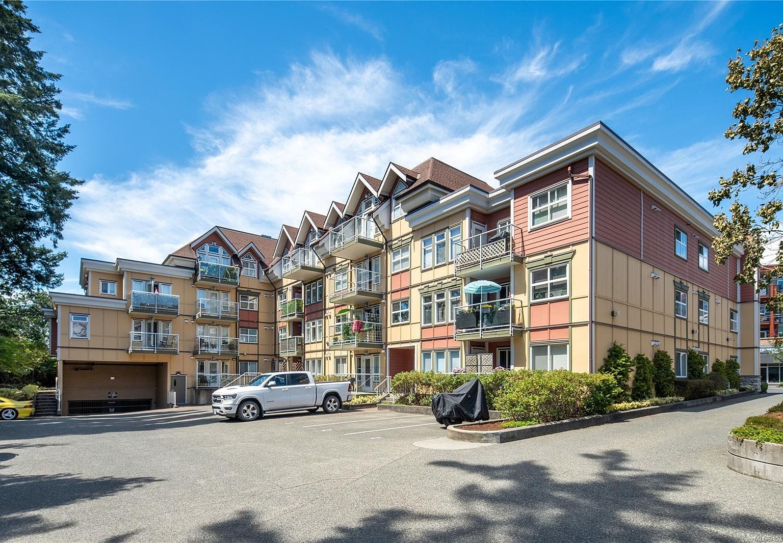 663 Goldstream Ave #205
