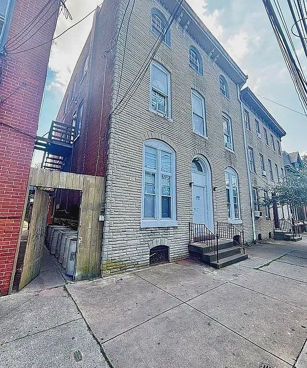 438 E King St #4