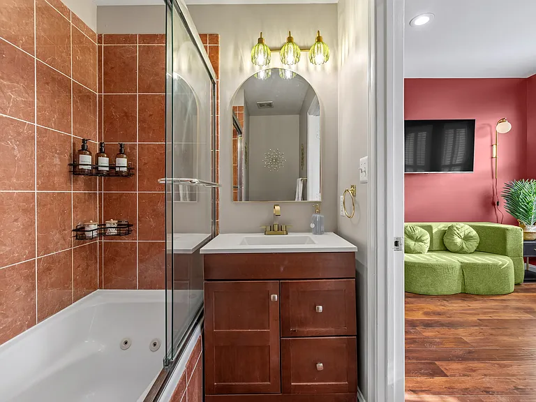 Ensuite Full Bathroom #1 for Master Bedroom
