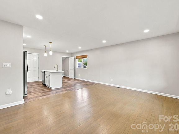 3rd image of 2700 Ravencroft Dr