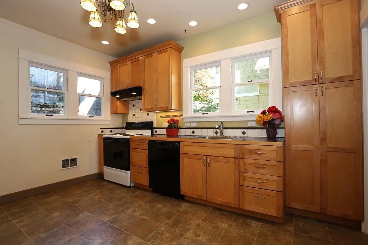 6 bed, 2200 sqft, $1,275 — Photo 4
