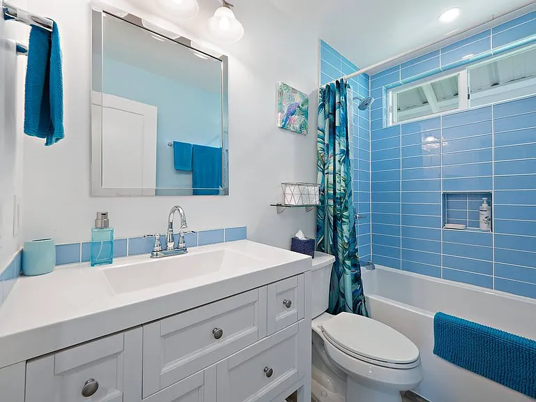 Guest bath has tub/shower combo