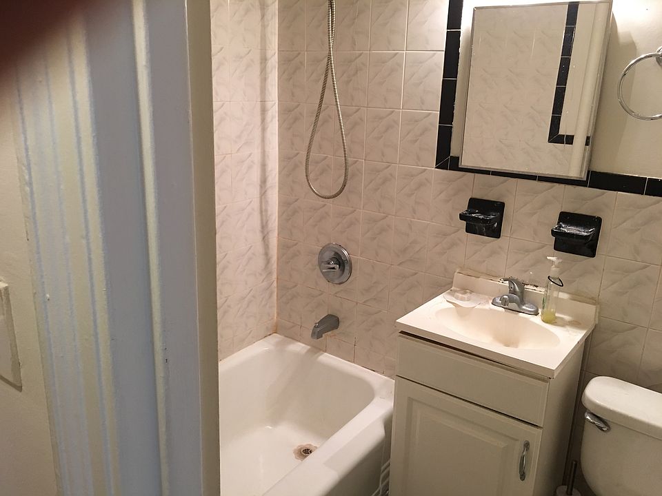 2nd image of 220 E 52nd St APT 2E