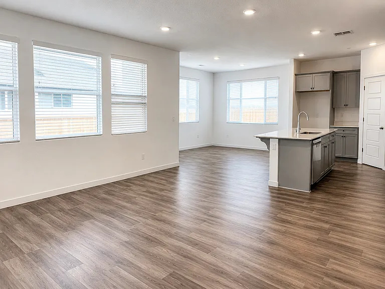 2806 N Applegate Ave — Photo 5