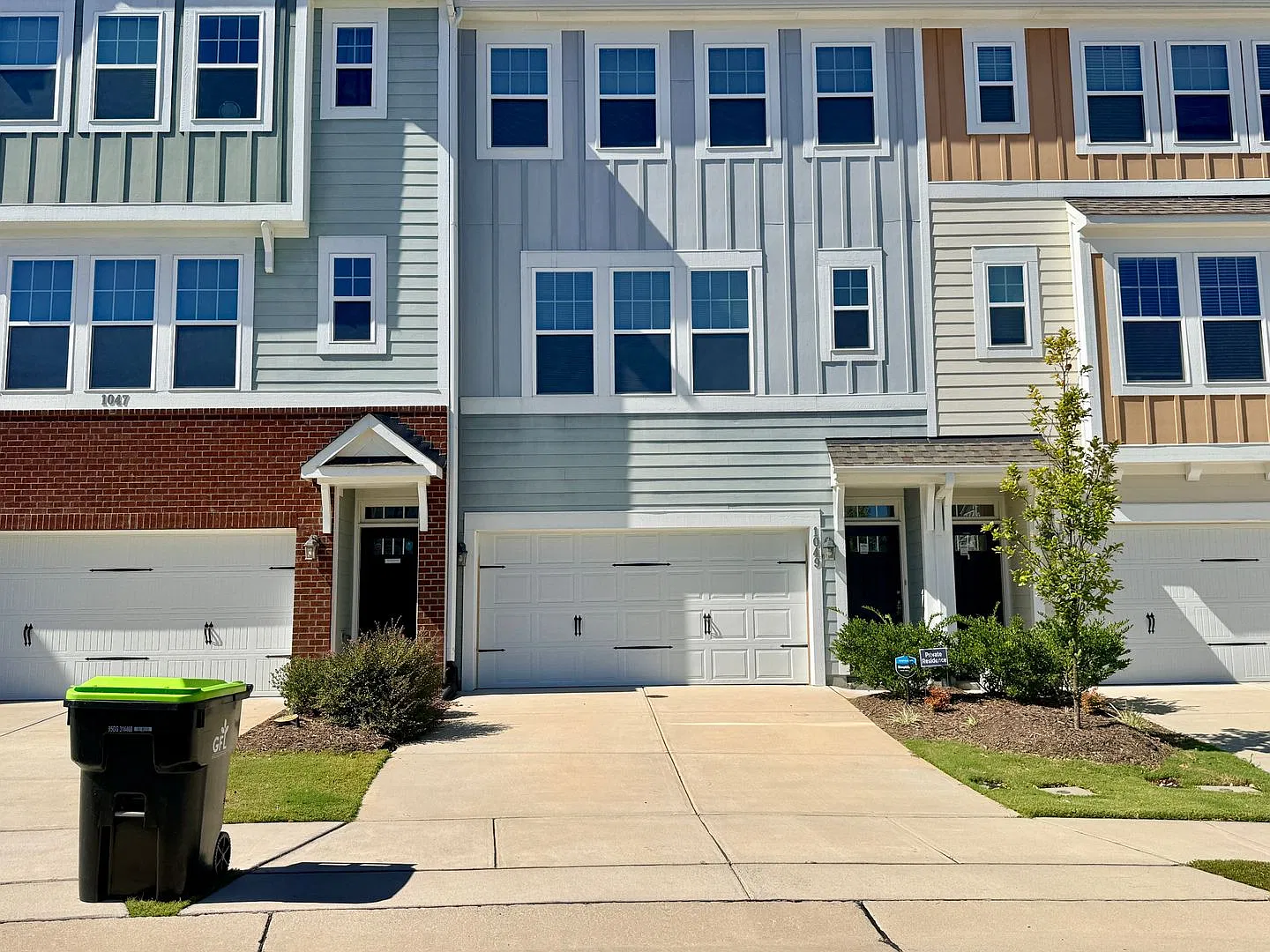 Move in ready spacious 4-bedroom, 3.5 bath, main-level office townhome in Ellis Crossing, Durham.... — Photo 2