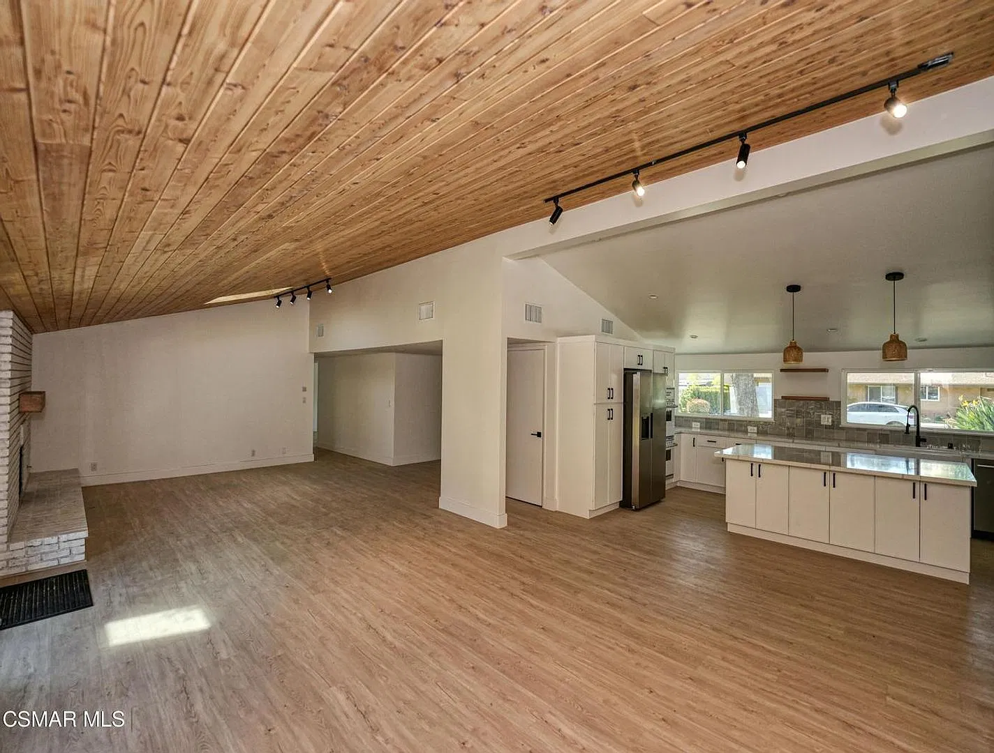 Beautifully upgraded 4 bedroom + 2 1/2 bath + Bonus room, single-story home in the heart of Thous... — Photo 4