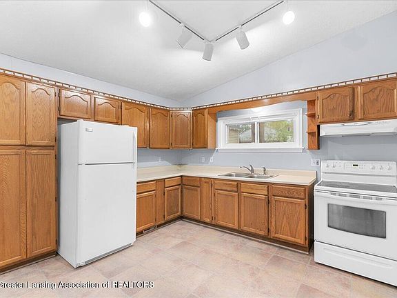 5th image of 620 N Foster Ave