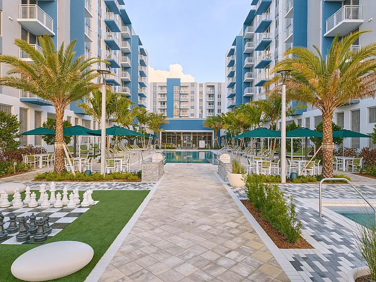 Pura Vida Hialeah Luxury Apartments — Photo 1