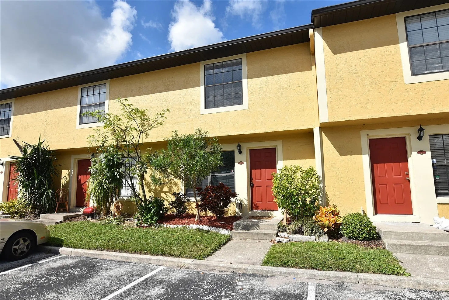 2br 2.5ba Updated Home In Hidden Oaks, Winter Park Kitchen Updated, Tile Floor Downstairs, Commun... — Photo 1