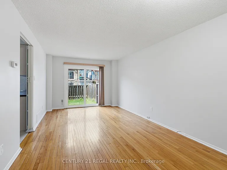 28 Newdawn Cres — Photo 7
