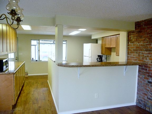 Main kitchen with a breakfast bar 