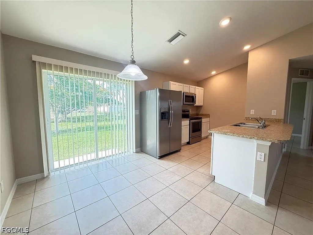 3 bed, 2.0 bath, 1286 sqft, $1,800 — Photo 3
