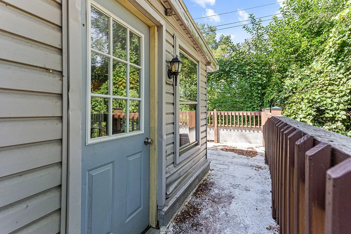 3 bed, 1.0 bath, 1350 sqft, $2,400 — Photo 2