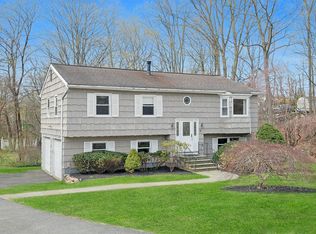 8 Douglas Dr, Pleasantville, NY 10570