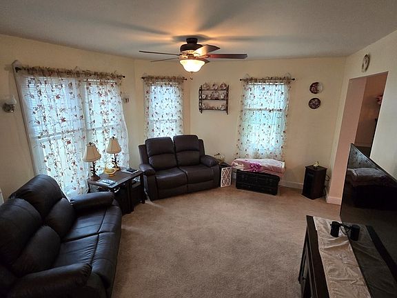 5th image of 215 Maple St