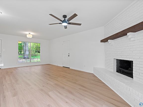 4th image of 1009 Club View Dr NW