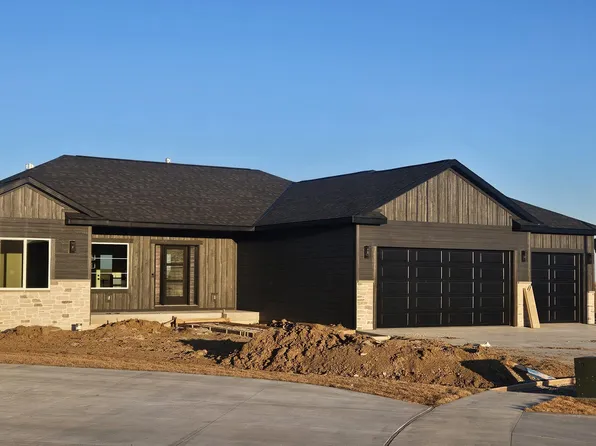 510 W 27th Cir, Wahoo, NE 68066