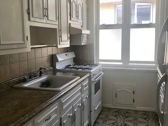 2nd image of 2129 E 26th St #B