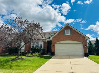 7051 Iris Ct, Grand Blanc, MI 48439