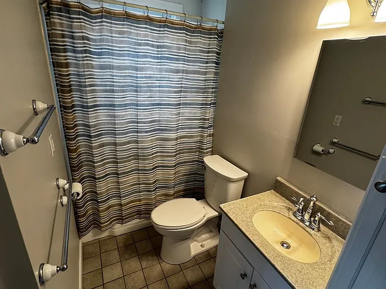 17 Sinai Cir #D7 — Photo 3