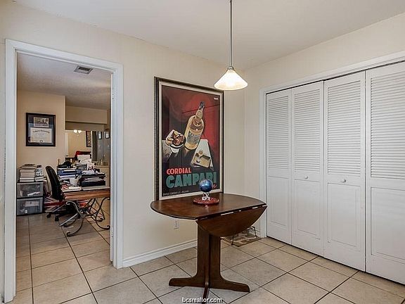 5th image of 1901 Holleman Dr #104