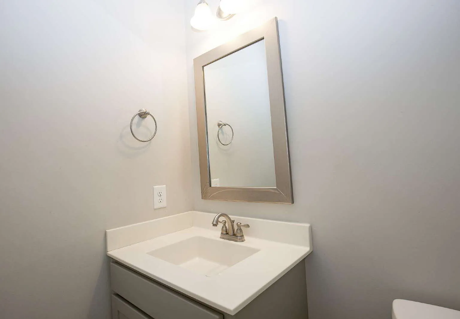 4 bed, 2.5 bath, 2249 sqft, $2,700 — Photo 2