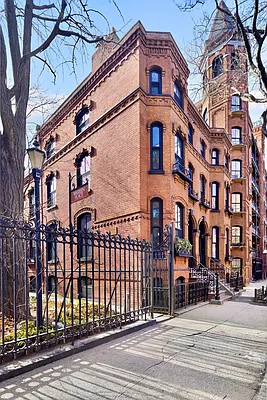 Sold by Compass | media 18