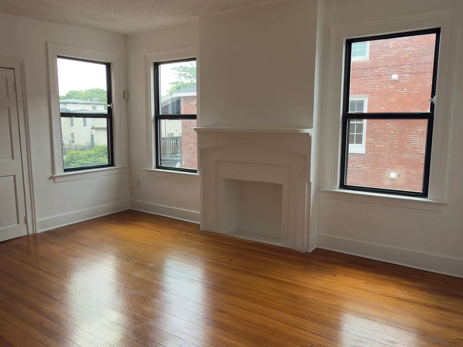 2 bed, 1.0 bath, 1384 sqft, $1,900 — Photo 3