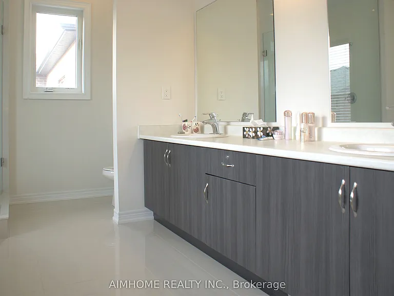 39 Scrivener Dr — Photo 17