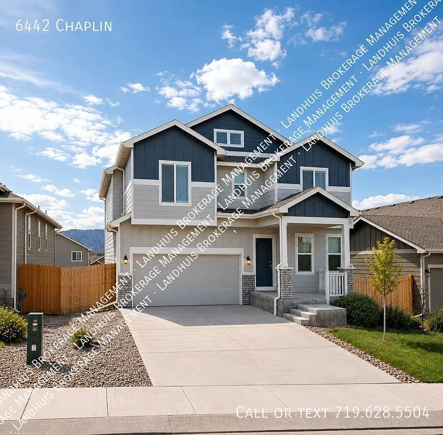 Spacious 5-Bedroom Home with Finished Walk-Out Basement — Photo 1