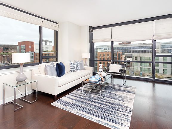 2nd image of 260 King St Unit 587