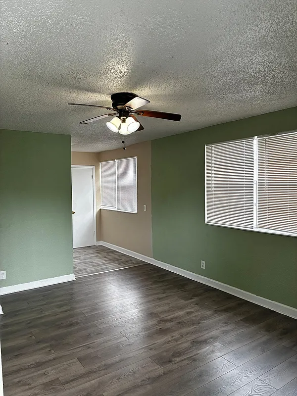 2 bed, 1.0 bath, 702 sqft, $800 — Photo 2