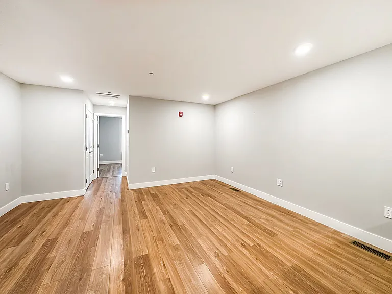 Venango Apartments — Photo 8