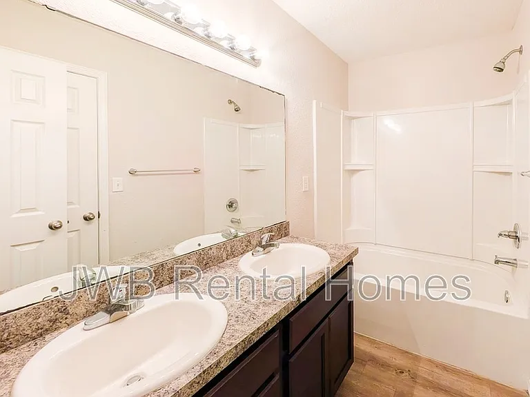 3126 Lowell Ave — Photo 6