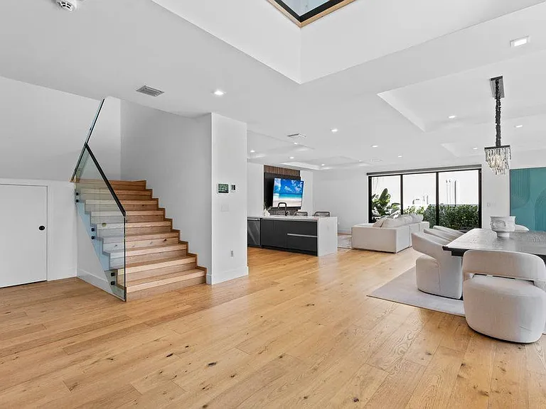 705 SW 8th Ter — Photo 32