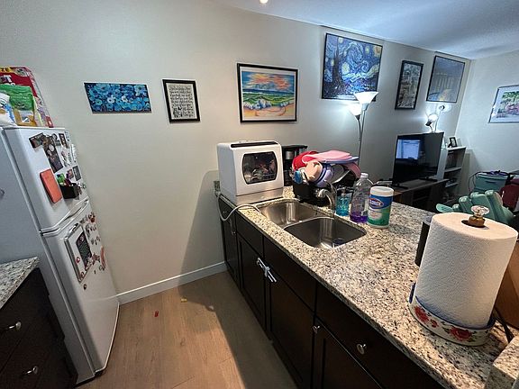 3rd image of 1535 N Van Buren St APT 105