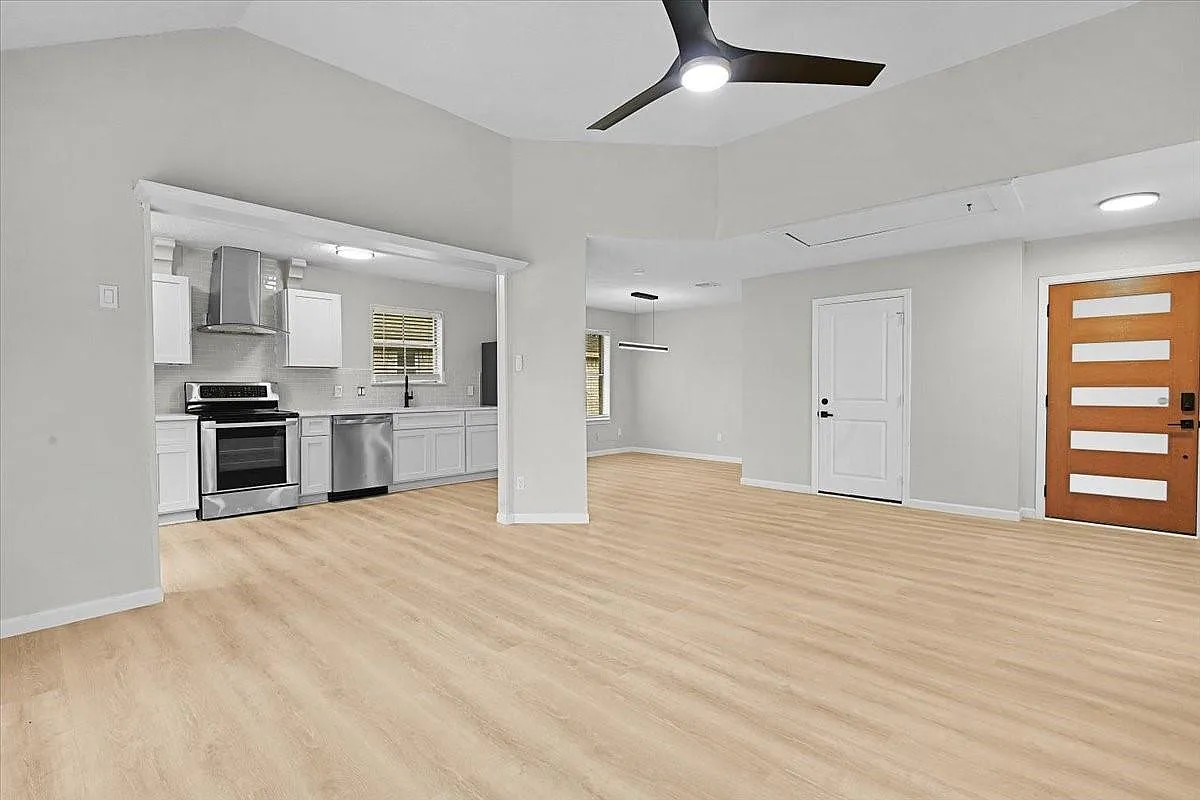 3 bed, 2.0 bath, 1289 sqft, $2,000 — Photo 4