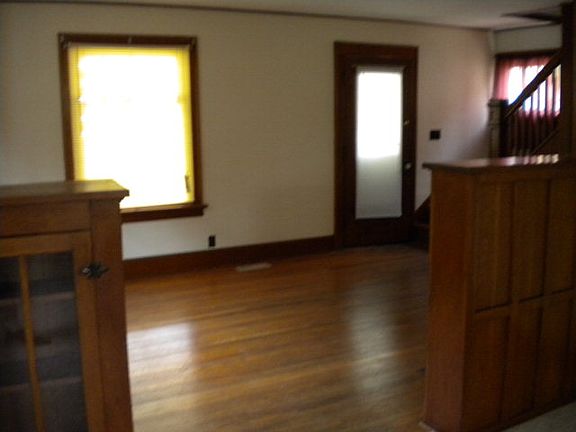 4th image of 242 Cummins Ave