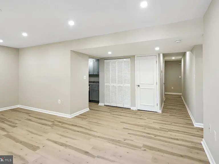 327 8th St NE #8 — Photo 3