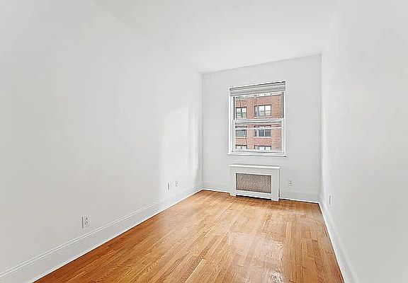 5th image of 211 E 60th St