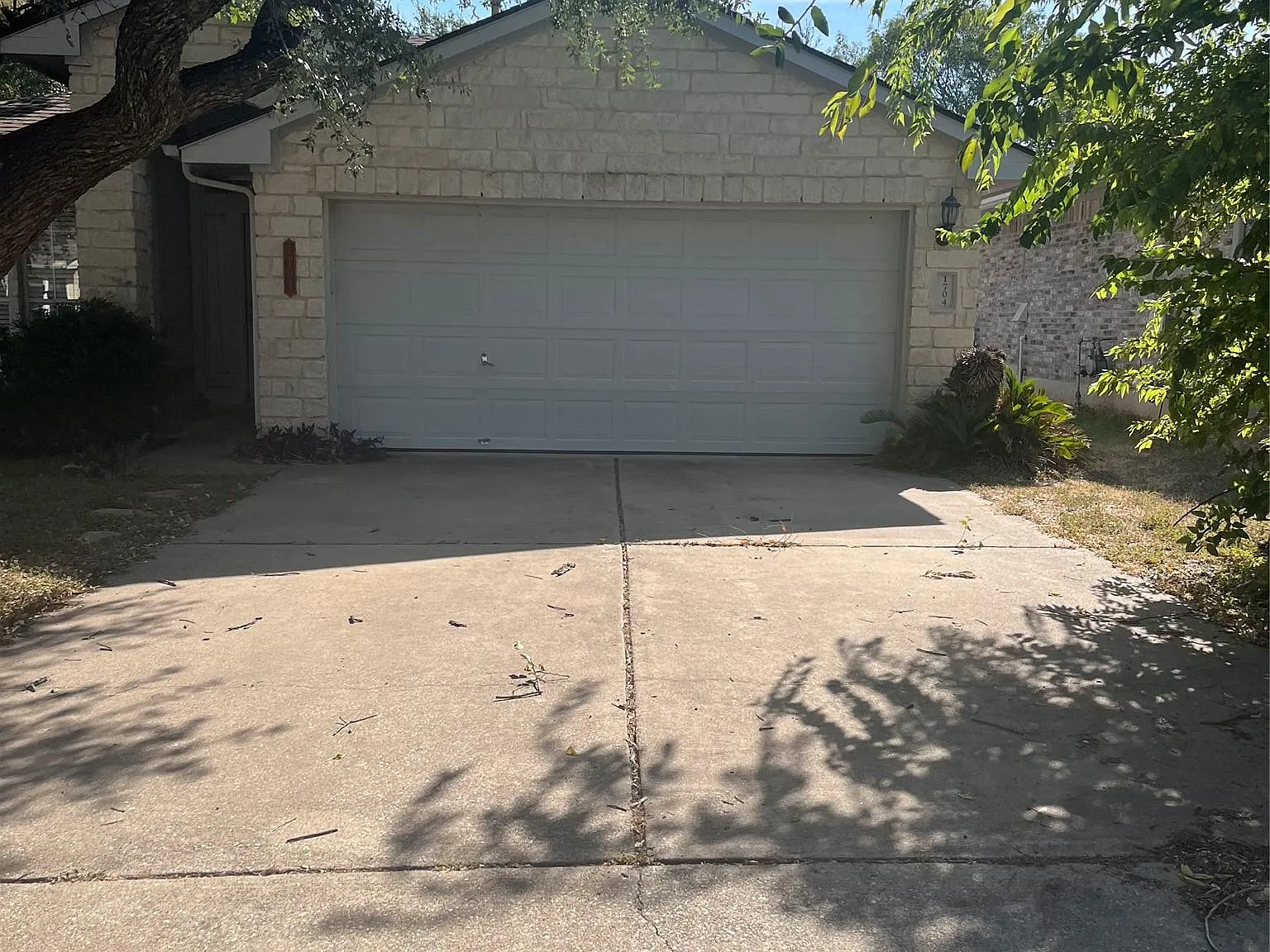 3 bed, 2.0 bath, 1597 sqft, $2,050 — Photo 2