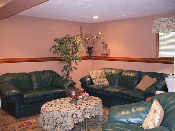 Entertainment sized family room with bar area