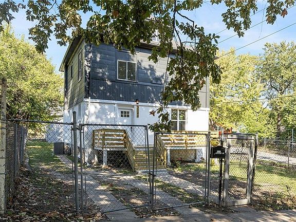 2nd image of 3242 Roberts St