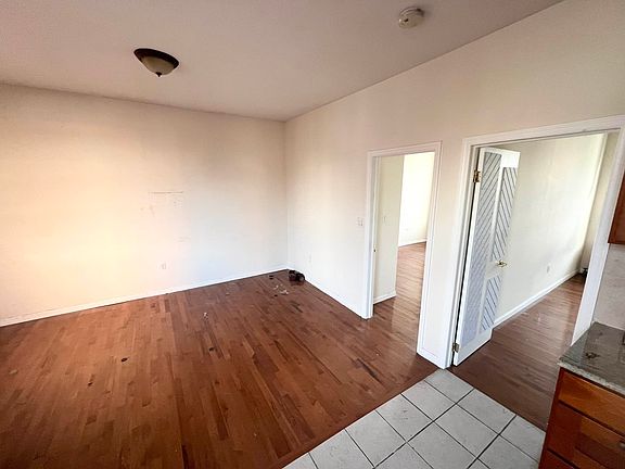 5th image of 2529 34th St APT 3F