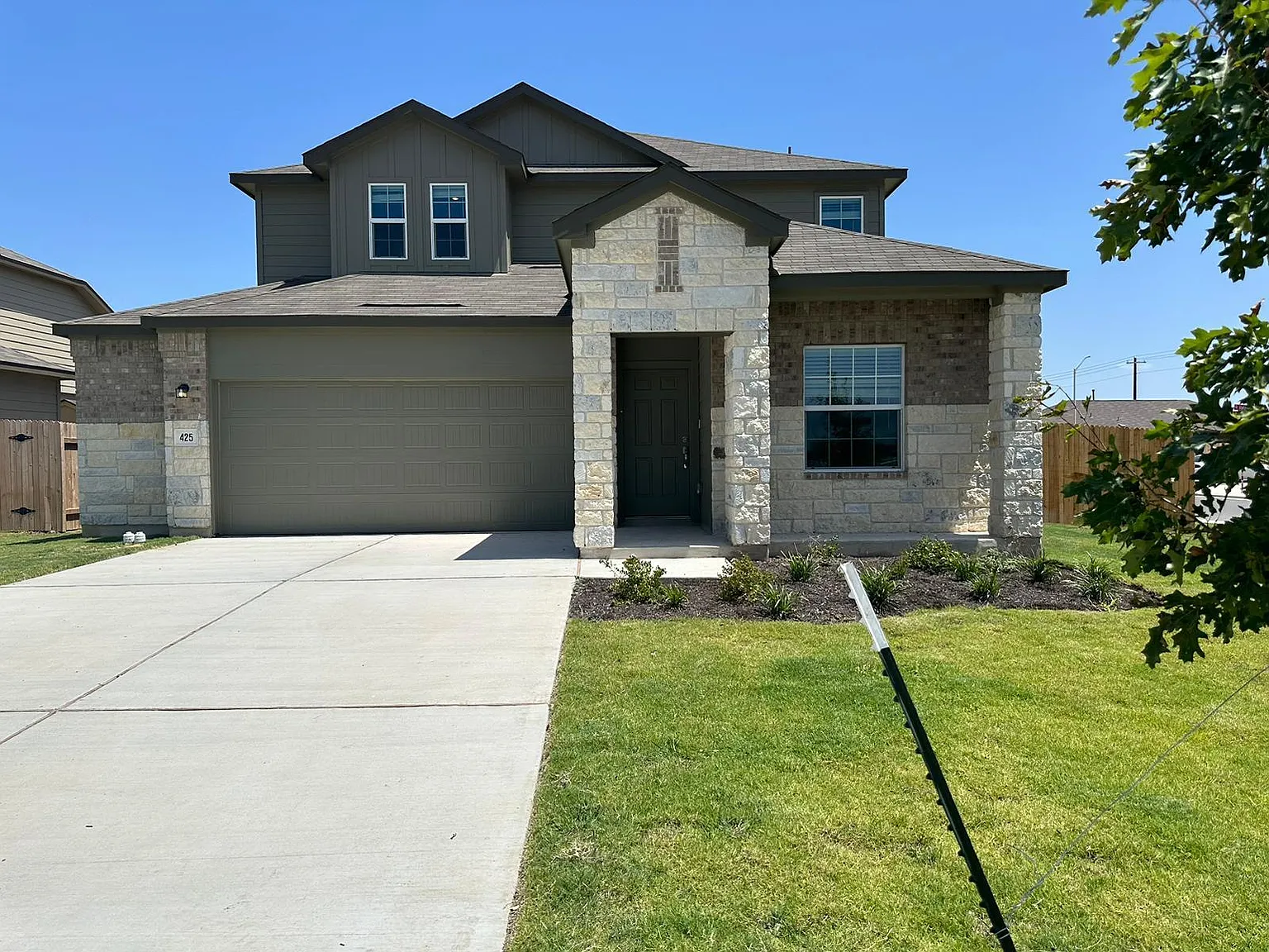 4 bed, 2.5 bath, 2499 sqft, $2,499 — Photo 3