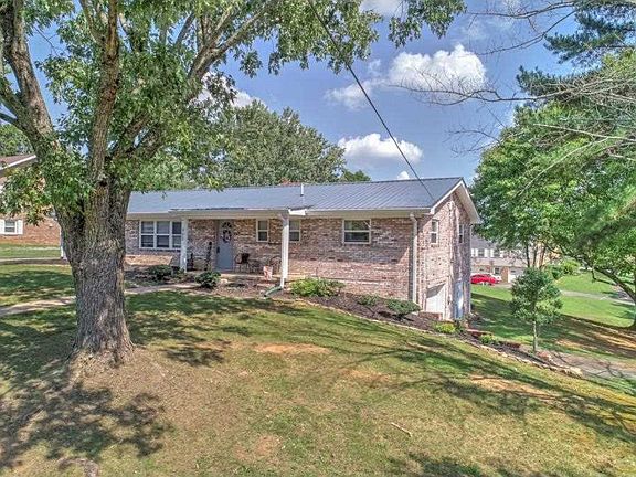 2nd image of 902 Martingale Dr
