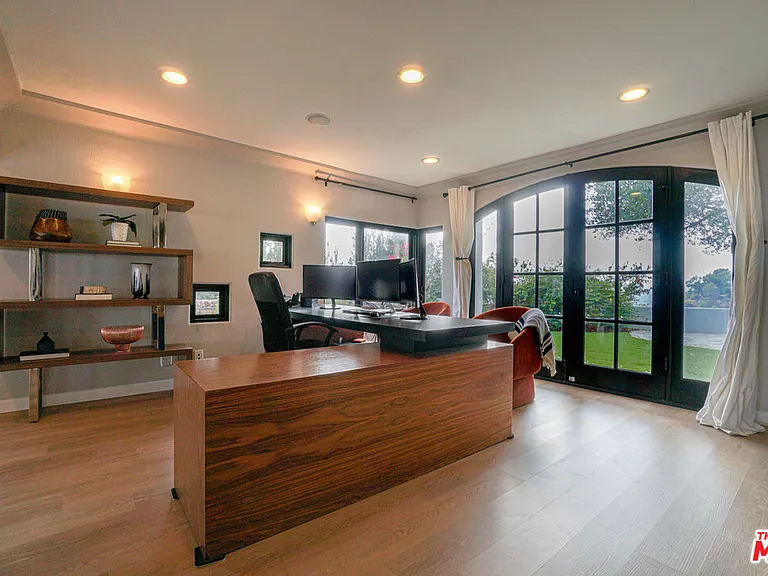 13211 Mulholland Dr — Photo 30