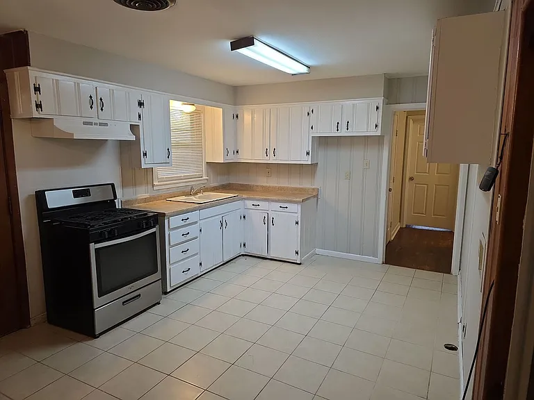 1811 W College St — Photo 6