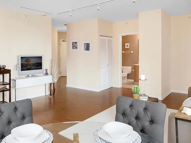 635 N Dearborn St #1806 — Photo 8
