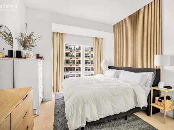 138 East 50th Street image 4 of 15